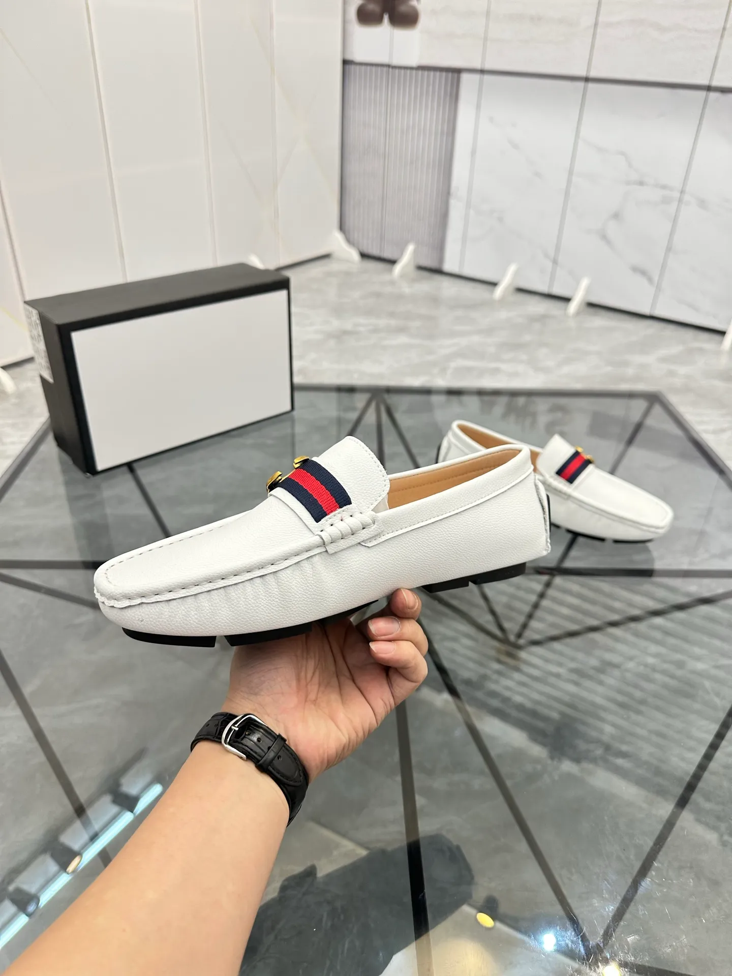 Men's shoes: 💰P400¥ Product trademark: Gucci* "Gucci*" Doudou shoes Regular size: 38-44 (can be customized to 45.46.) Product materials: imported cowhide upper, genuine leather lining, original outsole. No.: 0001